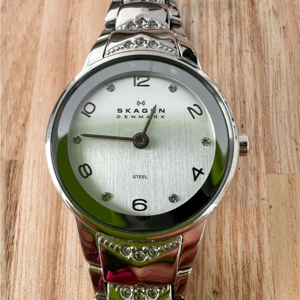 Skagen Denmark steel ladies silver tone dress bracelet watch NEW BATTERY